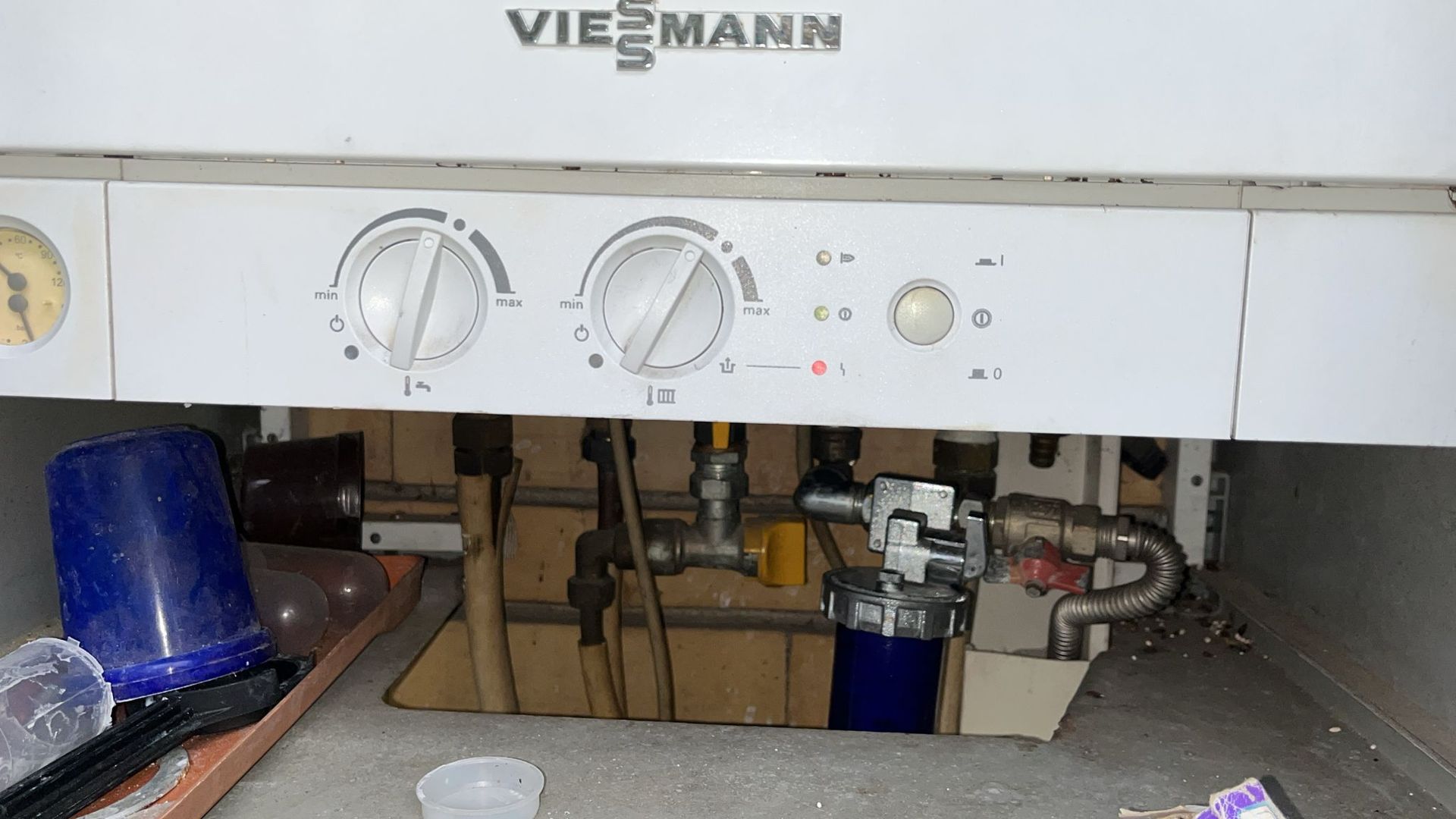 Una persona si scalda le mani su un termosifone.