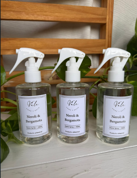Tres frascos de spray transparentes con la etiqueta