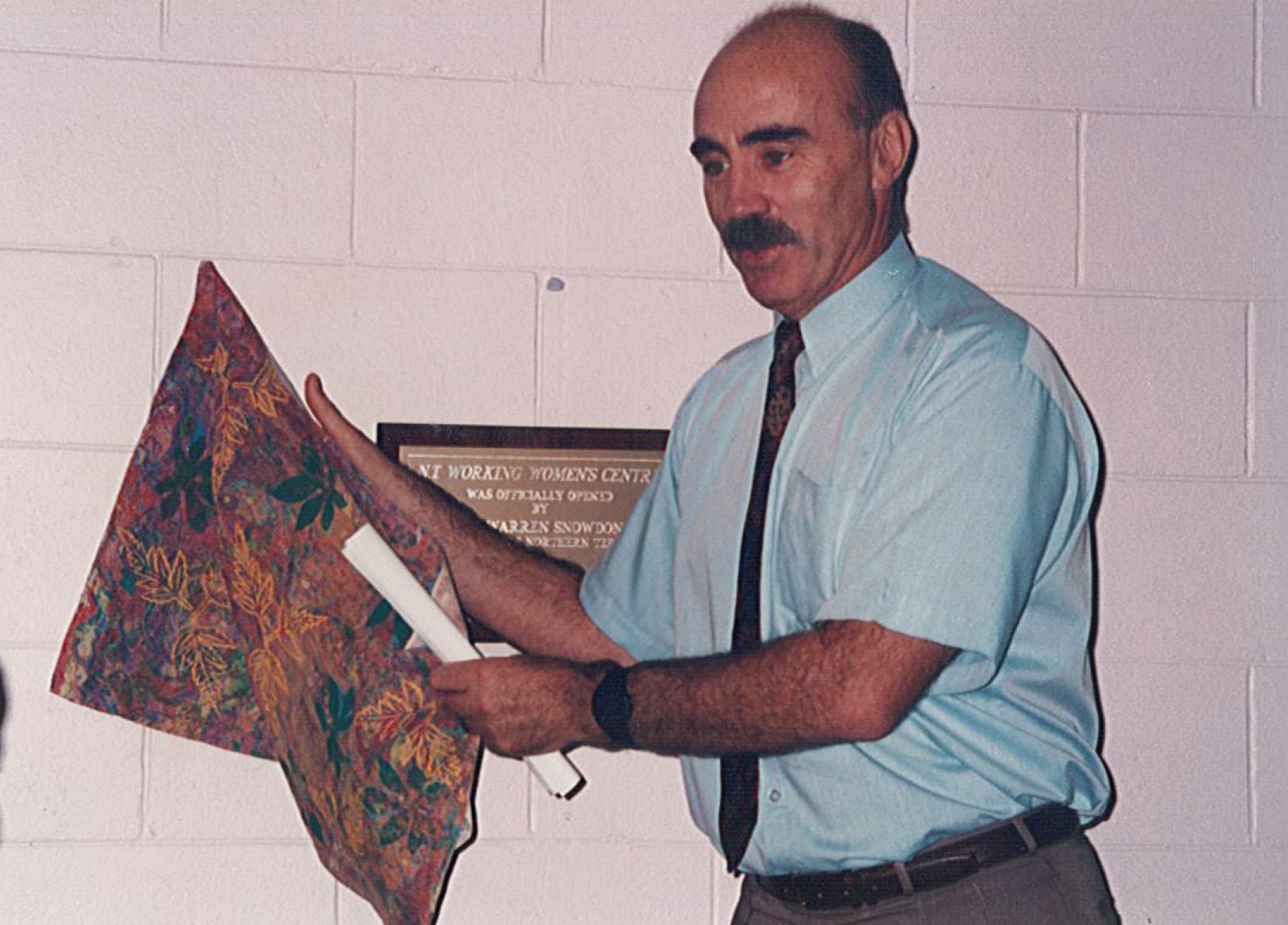 Warren Snowdon unveiling the plaque 1994