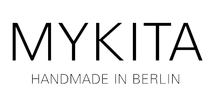 הלוגו של mykita בעבודת יד בברלין הוא שחור ולבן.