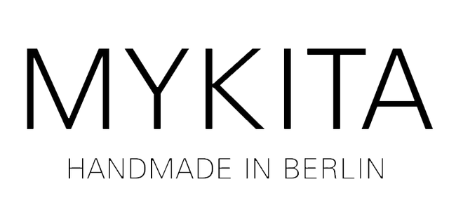 הלוגו של mykita בעבודת יד בברלין הוא שחור ולבן.