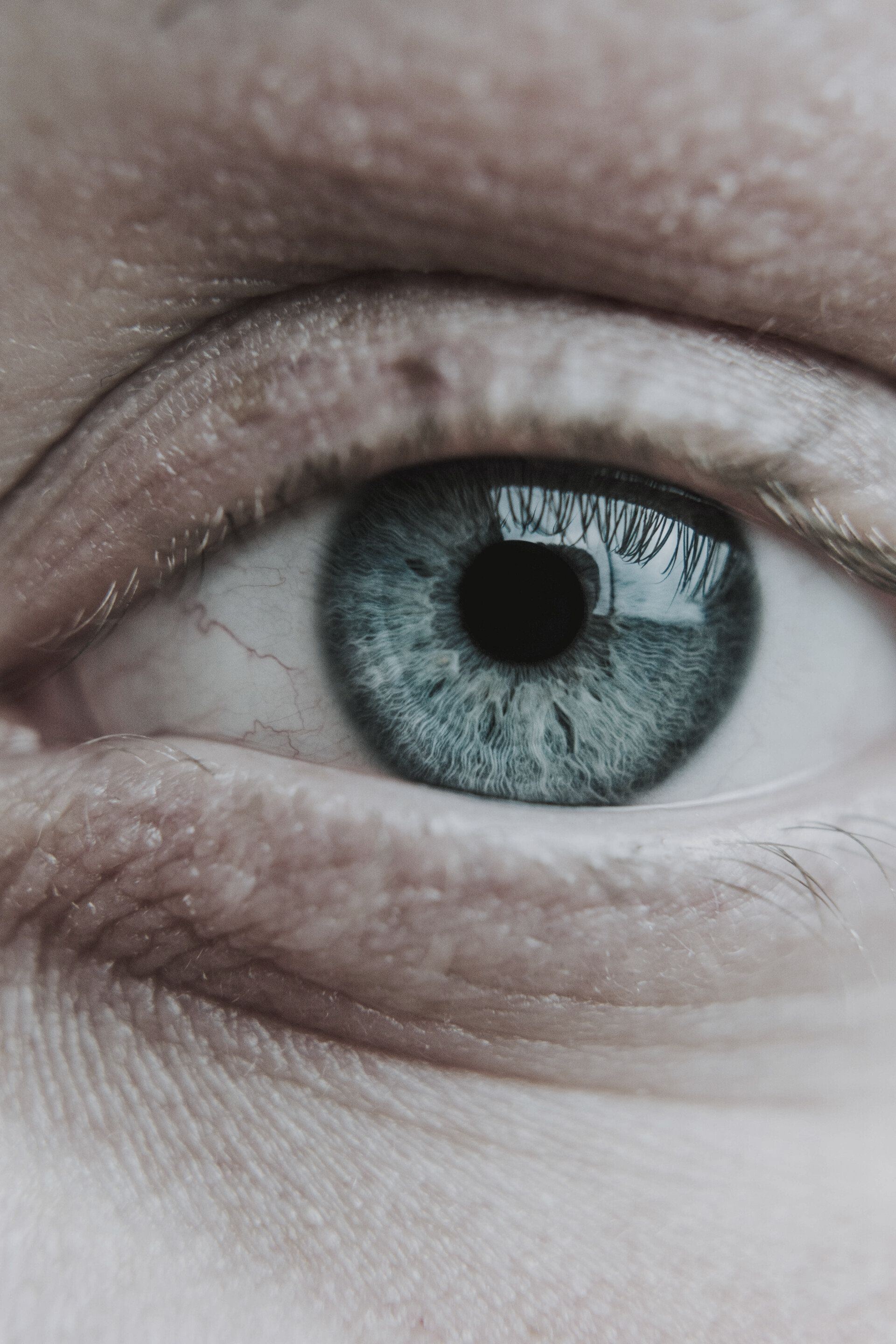 תקריב של העין הכחולה של אדם