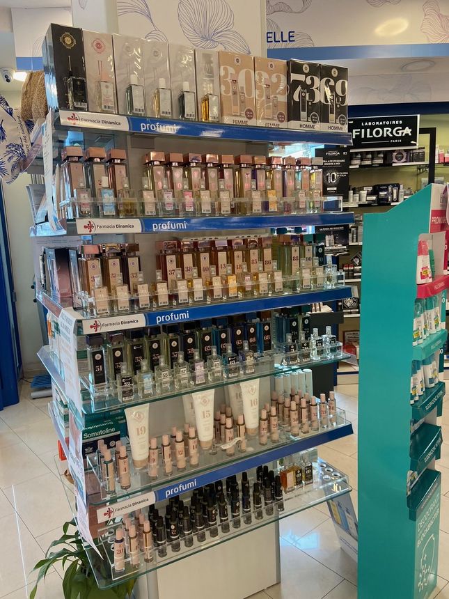 Farmacia con decorazioni natalizie