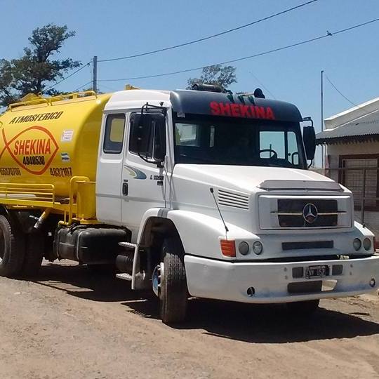 Un camión amarillo con la palabra shekina.