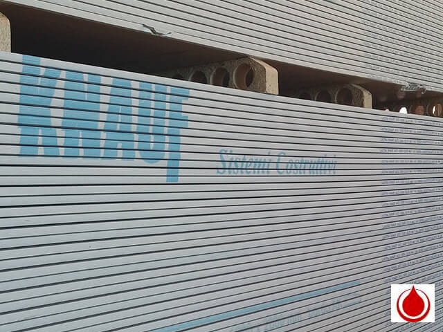 Una pila di pannelli di gesso appoggiati l'uno sull'altro.