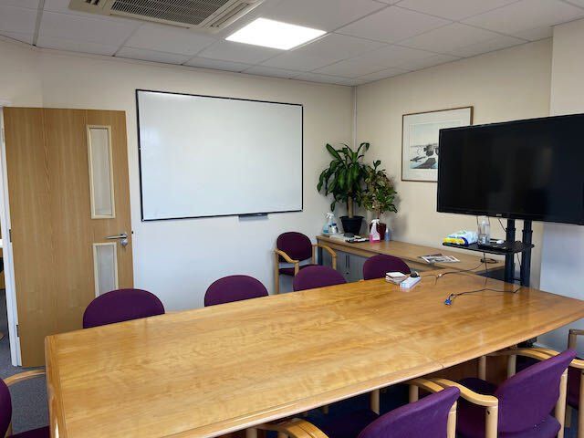 Meeting room with white board and fast internet in Farnham