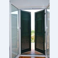 finestra e persiana verde in alluminio