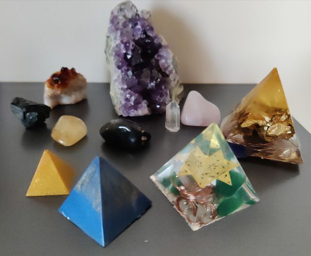 Piramide Orgonite: Energia Positiva e Protezione – Piuma Rosa