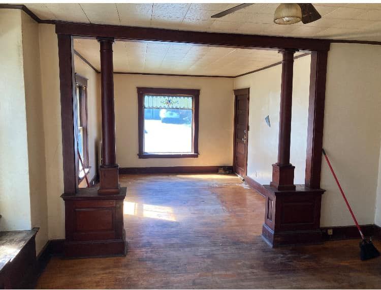 An empty room with columns and a window