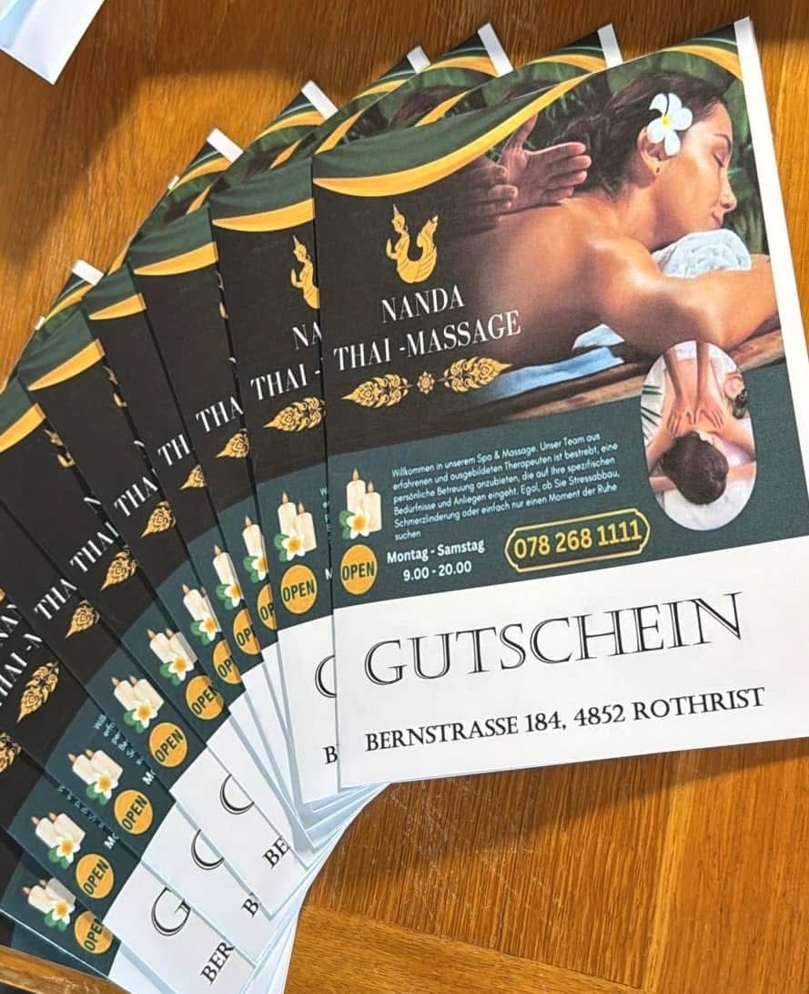 Ein Haufen Gutscheine sind übereinander gestapelt