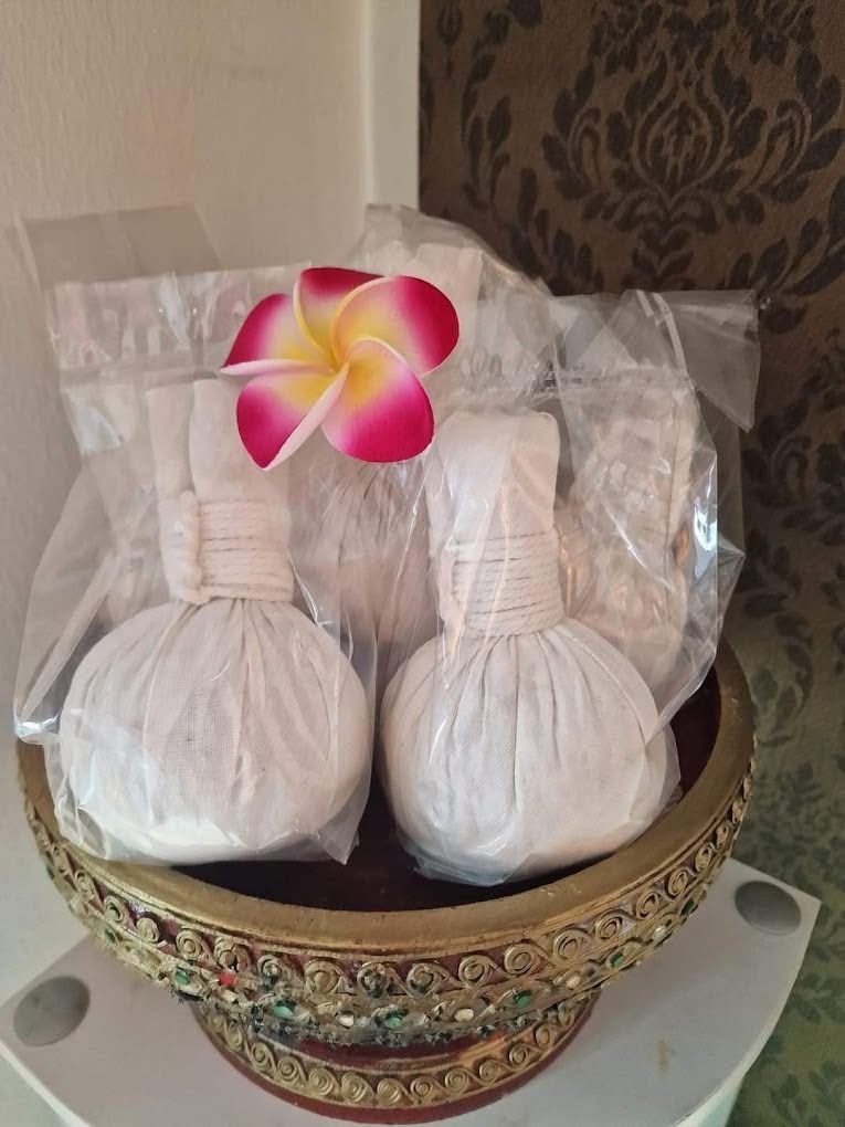 Ein Korb gefüllt mit weißen Beuteln mit einer Blume darauf.