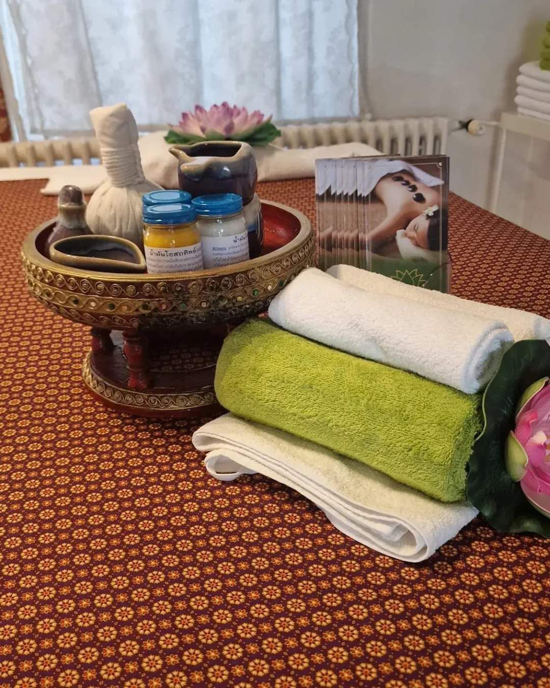 Ein Tisch mit einer Schüssel mit Kräuterbällchen und Handtüchern darauf.