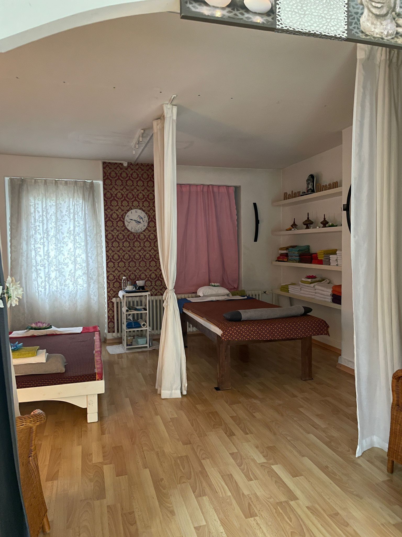 Ein Zimmer mit Holzboden und einem Bett darin.