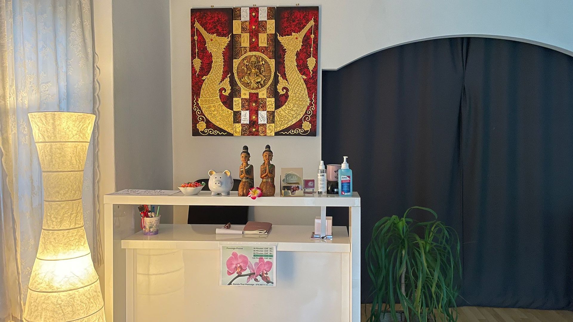 Ein Raum mit einem Tisch und einem Gemälde an der Wand