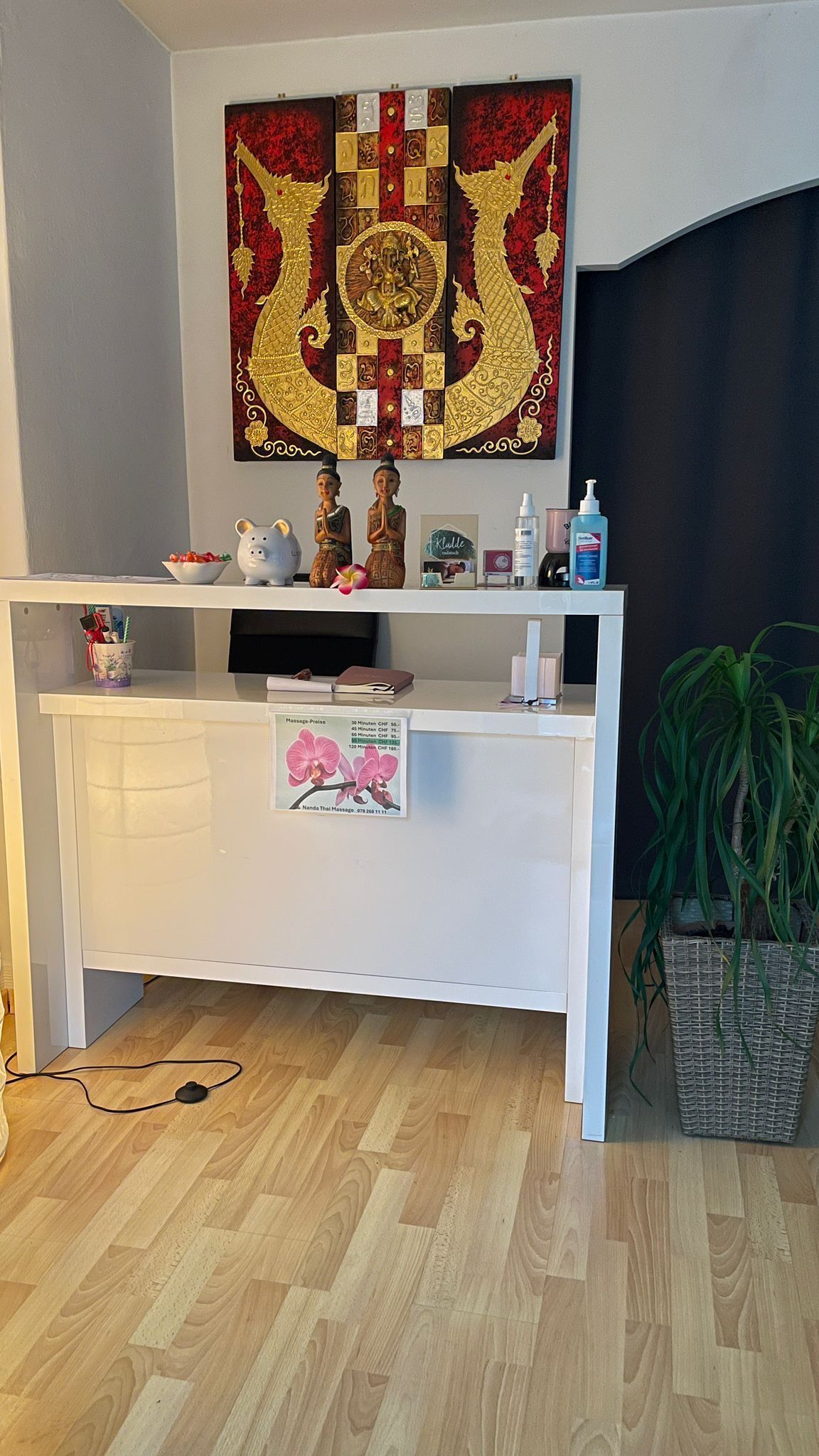 An der Wand über der Theke im Zimmer hängt ein Gemälde.