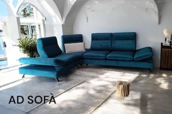 Un divano e una sedia blu in un soggiorno con la scritta