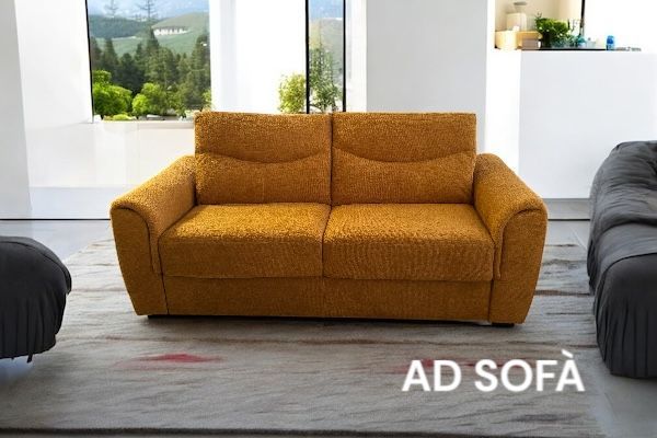 Un divano giallo in un soggiorno con la scritta