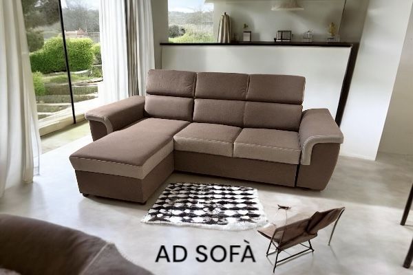 Un divano componibile marrone in un soggiorno con la scritta ad sofa sopra