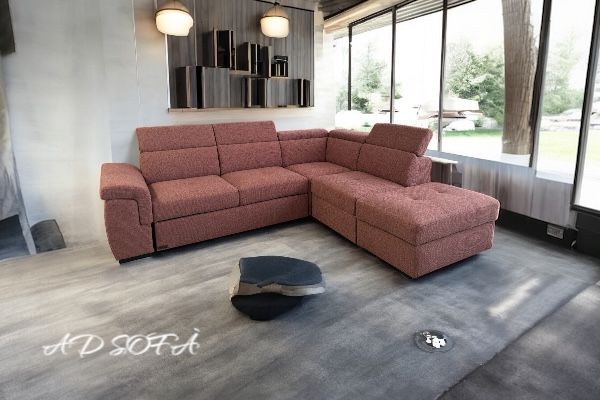 Un soggiorno con un divano componibile rosso e un tavolino da caffè nero