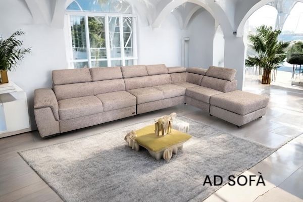 Un soggiorno con un divano componibile e un tavolino da caffè