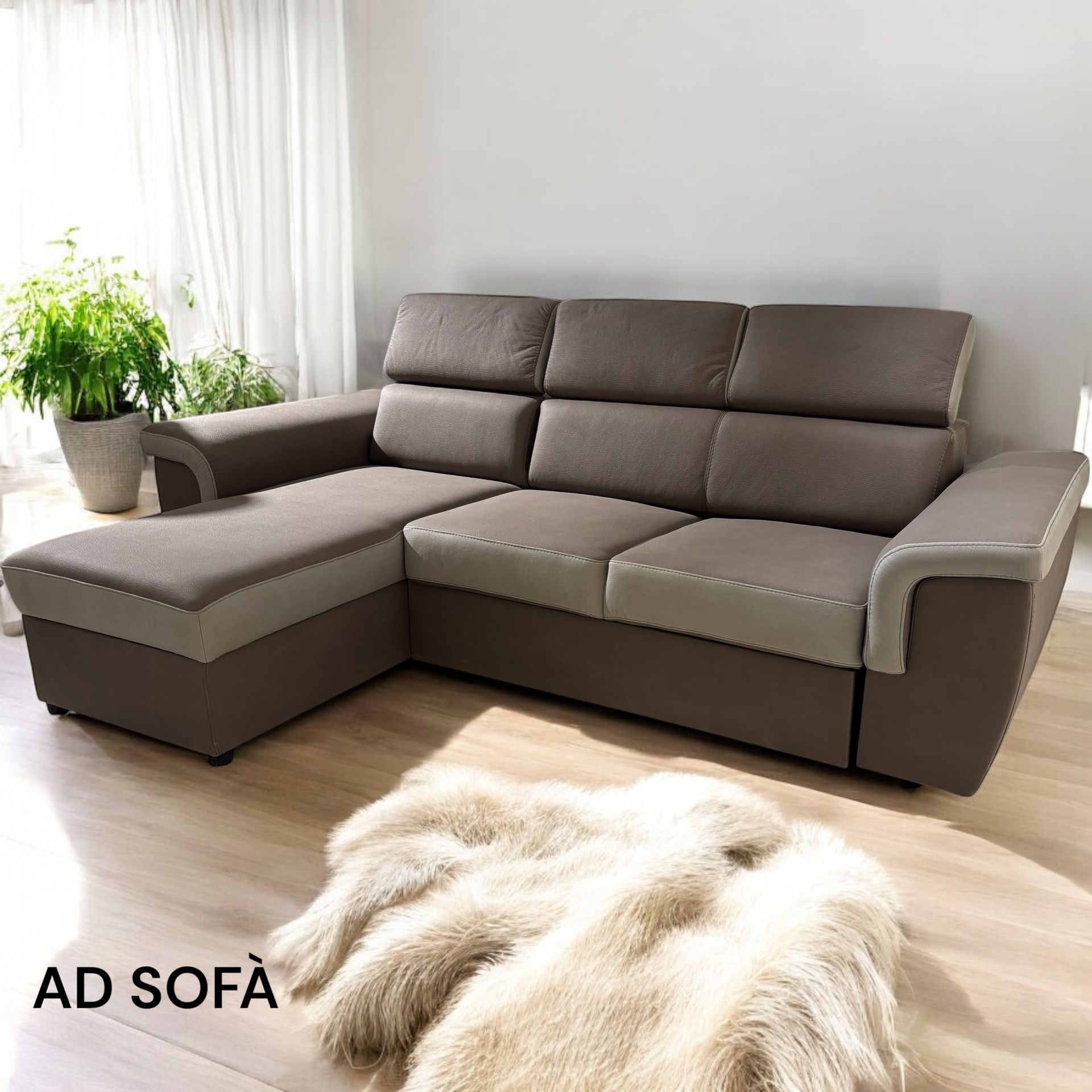 Un divano componibile è posizionato in un soggiorno accanto a un tappeto di pelliccia.