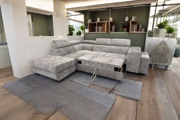 Un soggiorno con un divano componibile e un tavolino da caffè.