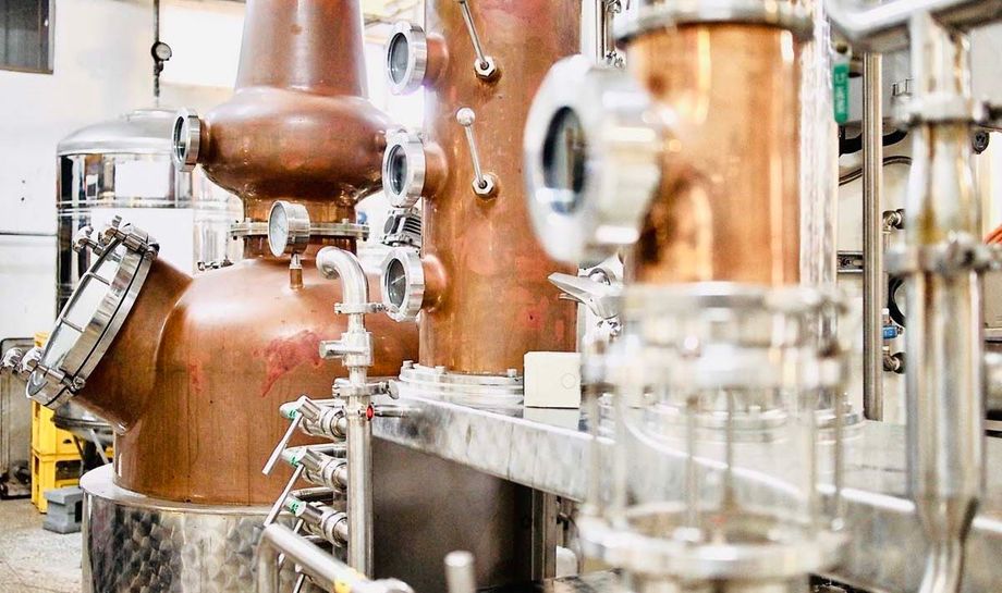 勇氣琴酒匠人工藝四：二次蒸餾。使用銅製蒸餾器提煉出清澈純淨且層次分明的工藝風味。