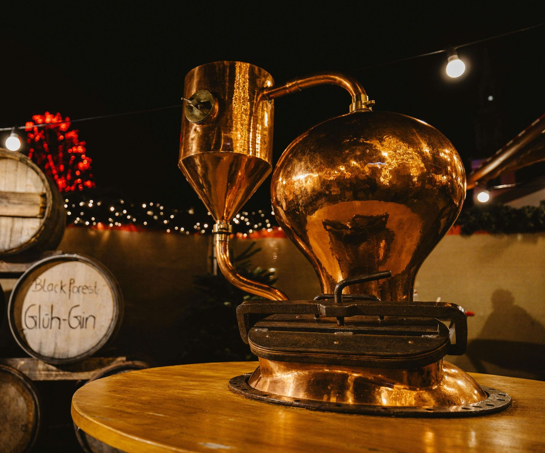 勇氣琴酒匠人工藝一：酒精基底。以穀物發酵蒸餾而成，作為琴酒風味發展的空白畫布。