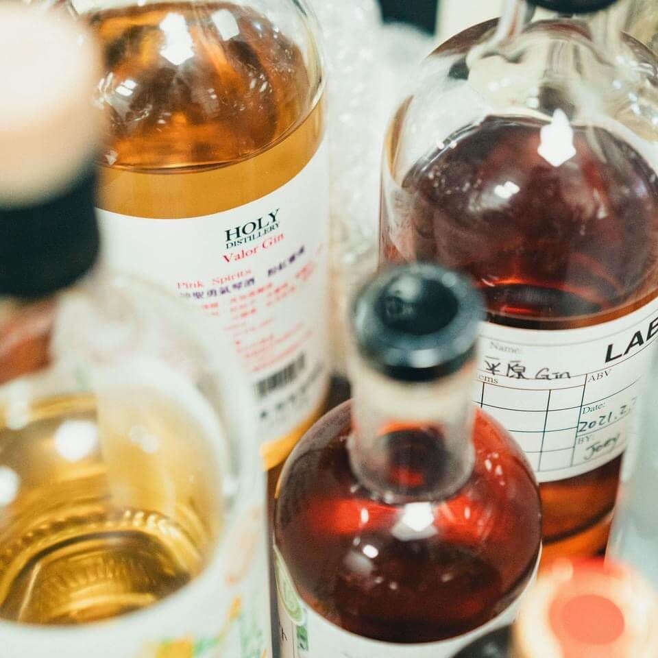 勇氣琴酒匠人工藝六：靜置裝瓶。經過濾與封存時間，完整呈現職人心血與熟成風味。