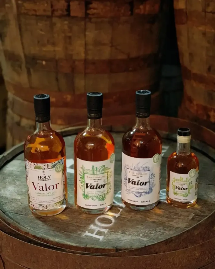 Valor Gin 勇氣琴酒工藝陳列 - 展現陳釀木桶背景下的工藝琴酒系列，包含大瓶裝與精緻迷你瓶