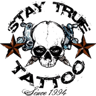 Stay True Tattoo logo med hodeskalle, tatoveringsmaskiner og stjerner – etablert 1994