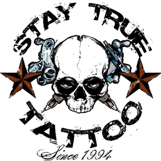 Stay True Tattoo logo med hodeskalle, tatoveringsmaskiner og stjerner – etablert 1994