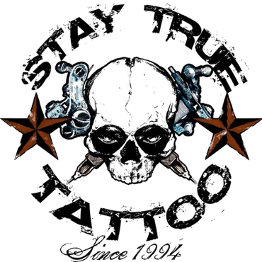 Stay True Tattoo logo med hodeskalle, tatoveringsmaskiner og stjerner – etablert 1994