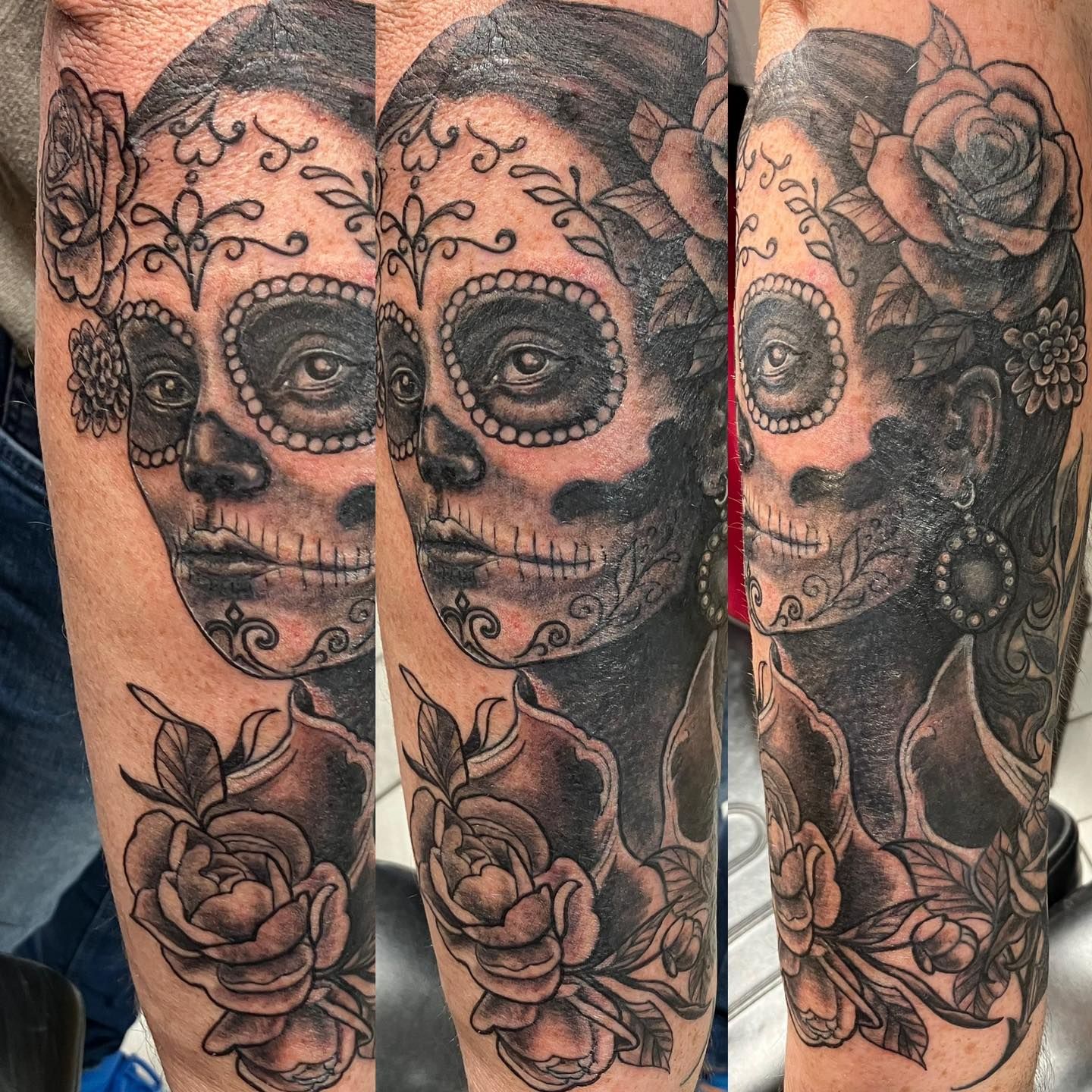 Detaljert black & grey tatovering av kvinnelig sugar skull-motiv med blomster og dekorasjoner