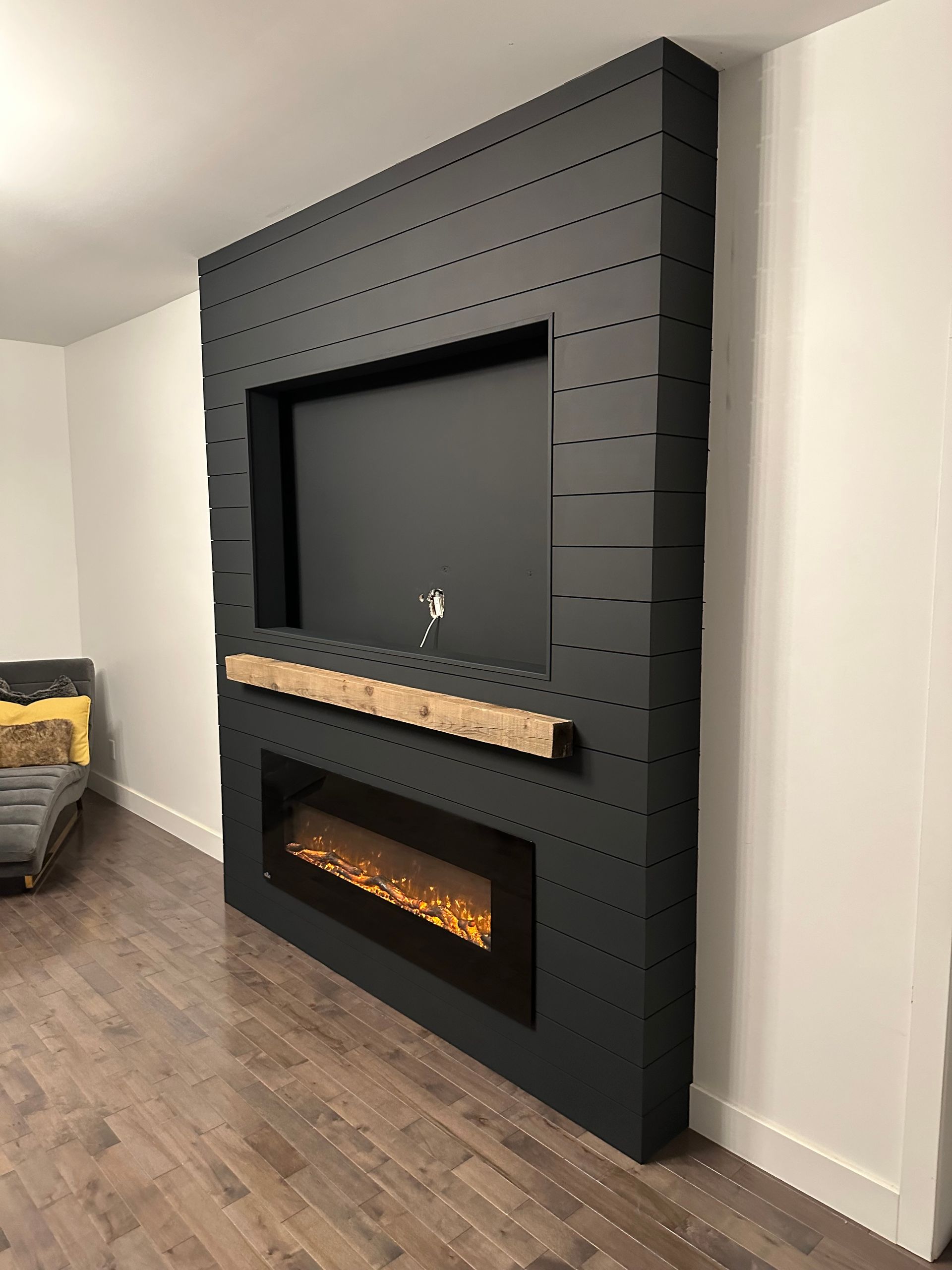 Un séjour avec cheminée et tv écran plat.