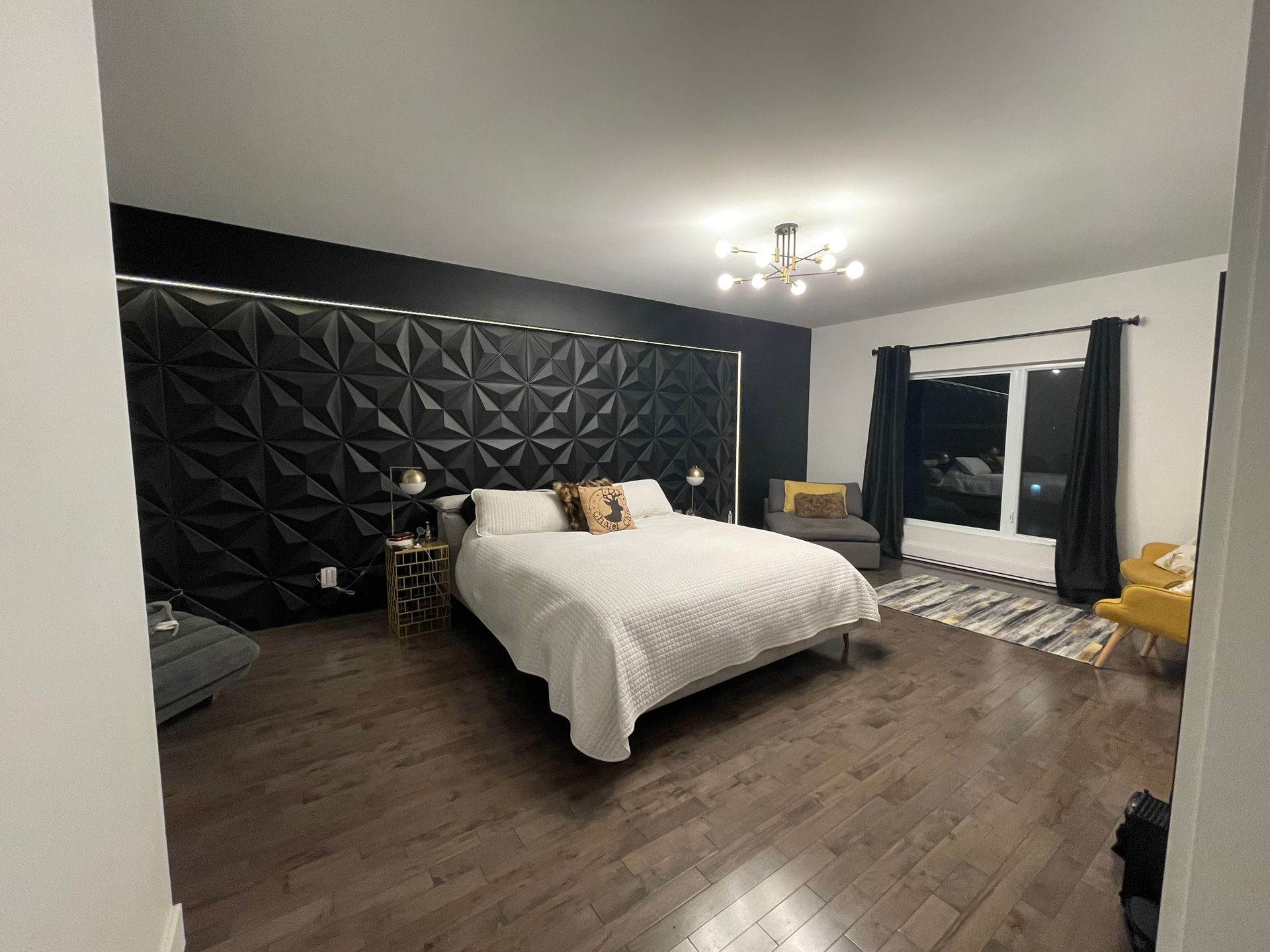 Il y a un grand lit au milieu de la pièce.