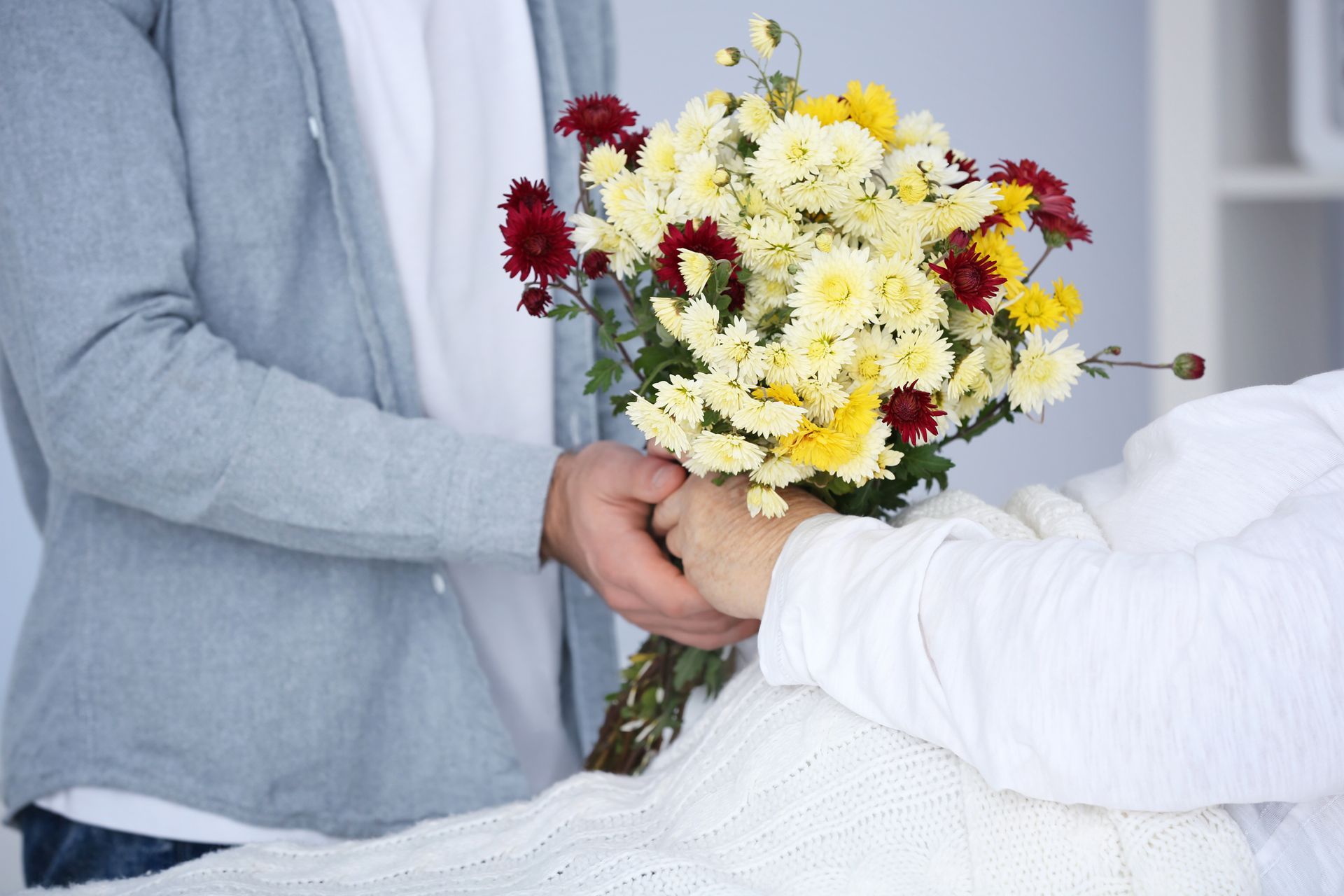 Ein Mann schenkt einer Frau einen Blumenstrauß.