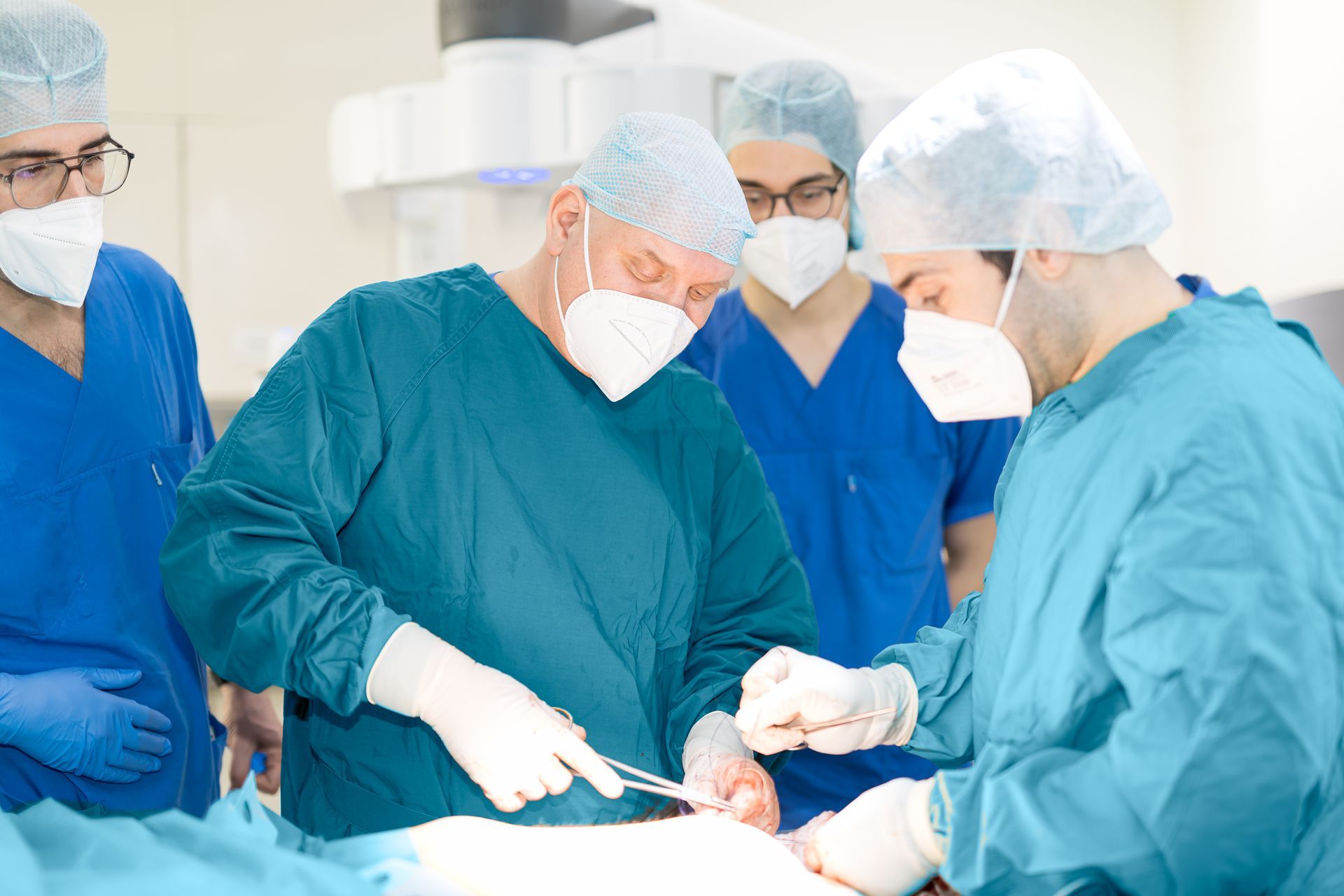 Eine Gruppe von Chirurgen operiert einen Patienten in einem Operationssaal.