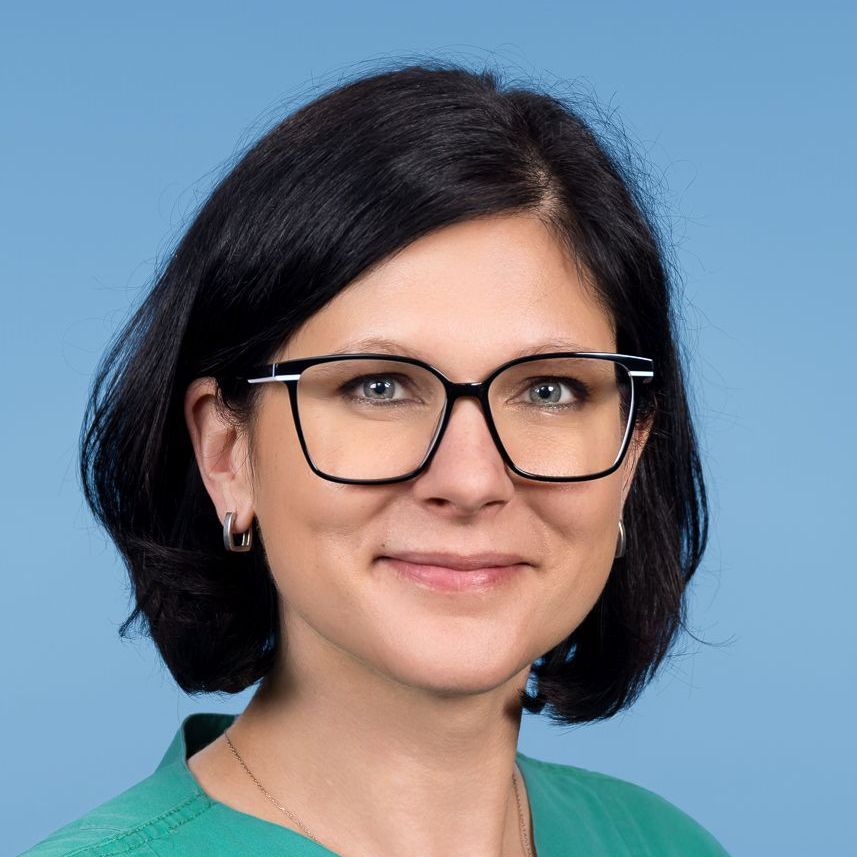 Die Silhouette eines Frauenkopfes mit kurzen Haaren auf weißem Hintergrund.