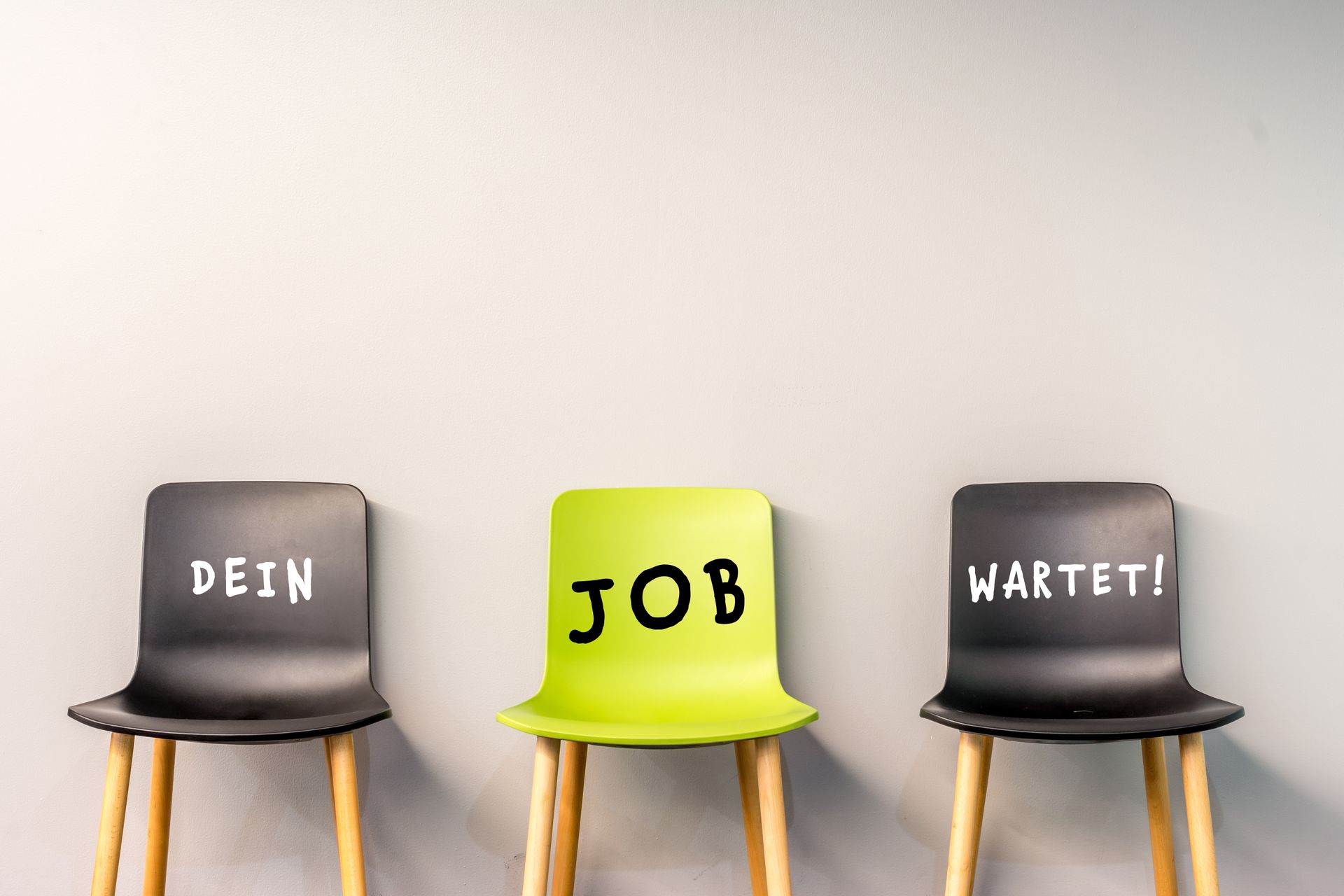 Drei Stühle mit der Aufschrift „Job“