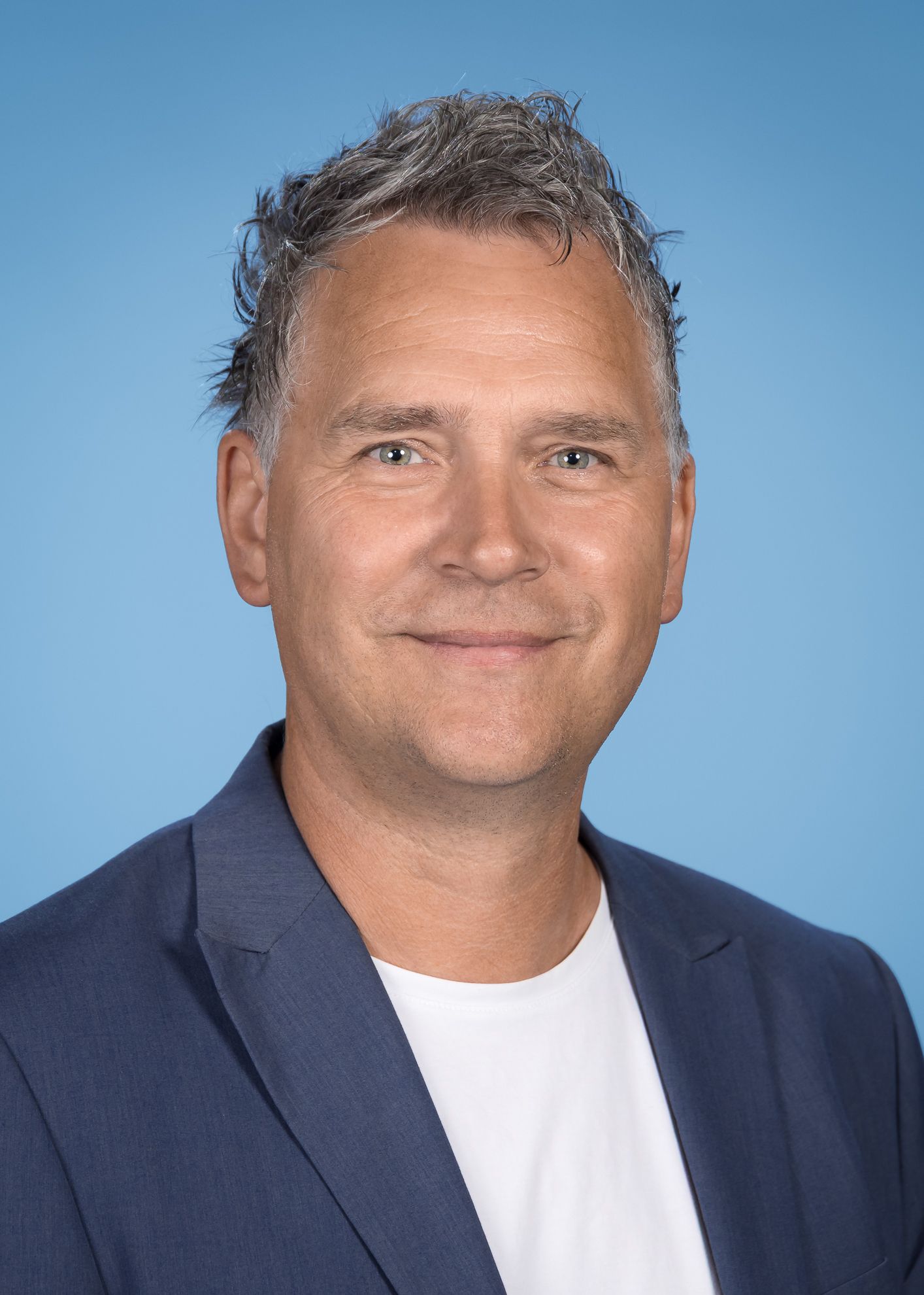 Die Silhouette einer Frau ohne Gesicht auf weißem Hintergrund.