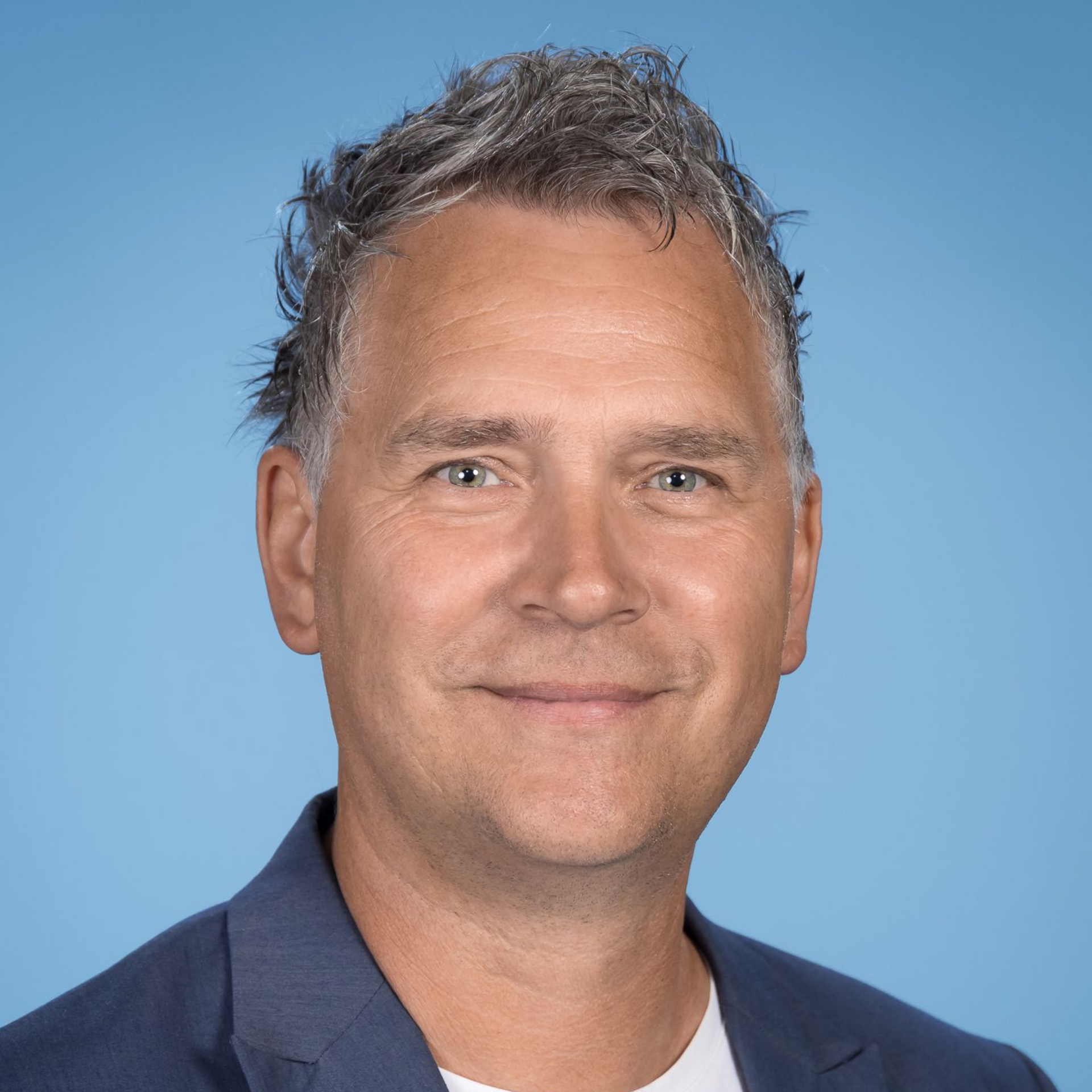 Die Silhouette einer Frau ohne Gesicht auf weißem Hintergrund.