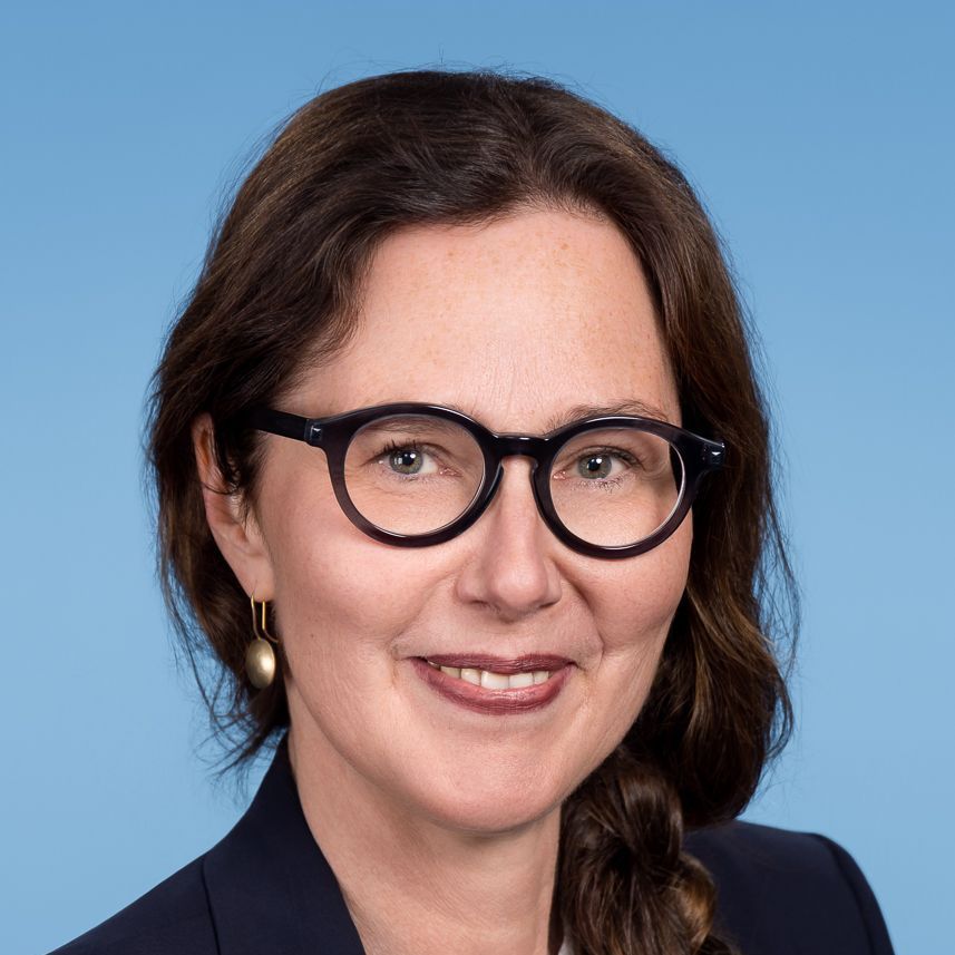 Die Silhouette eines Frauenkopfes mit kurzen Haaren auf weißem Hintergrund.