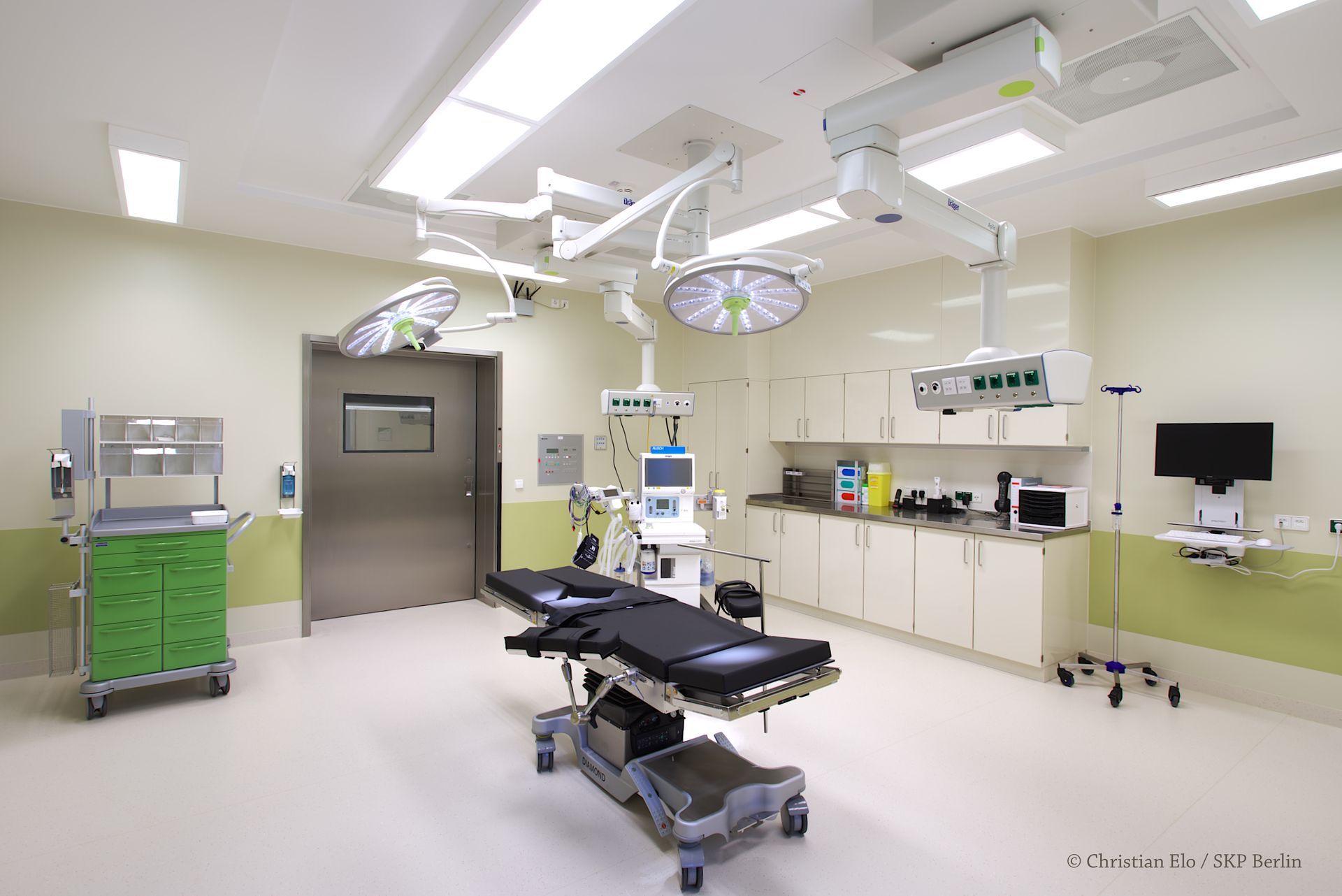Ein Operationssaal in einem Krankenhaus mit einem Operationsbett.