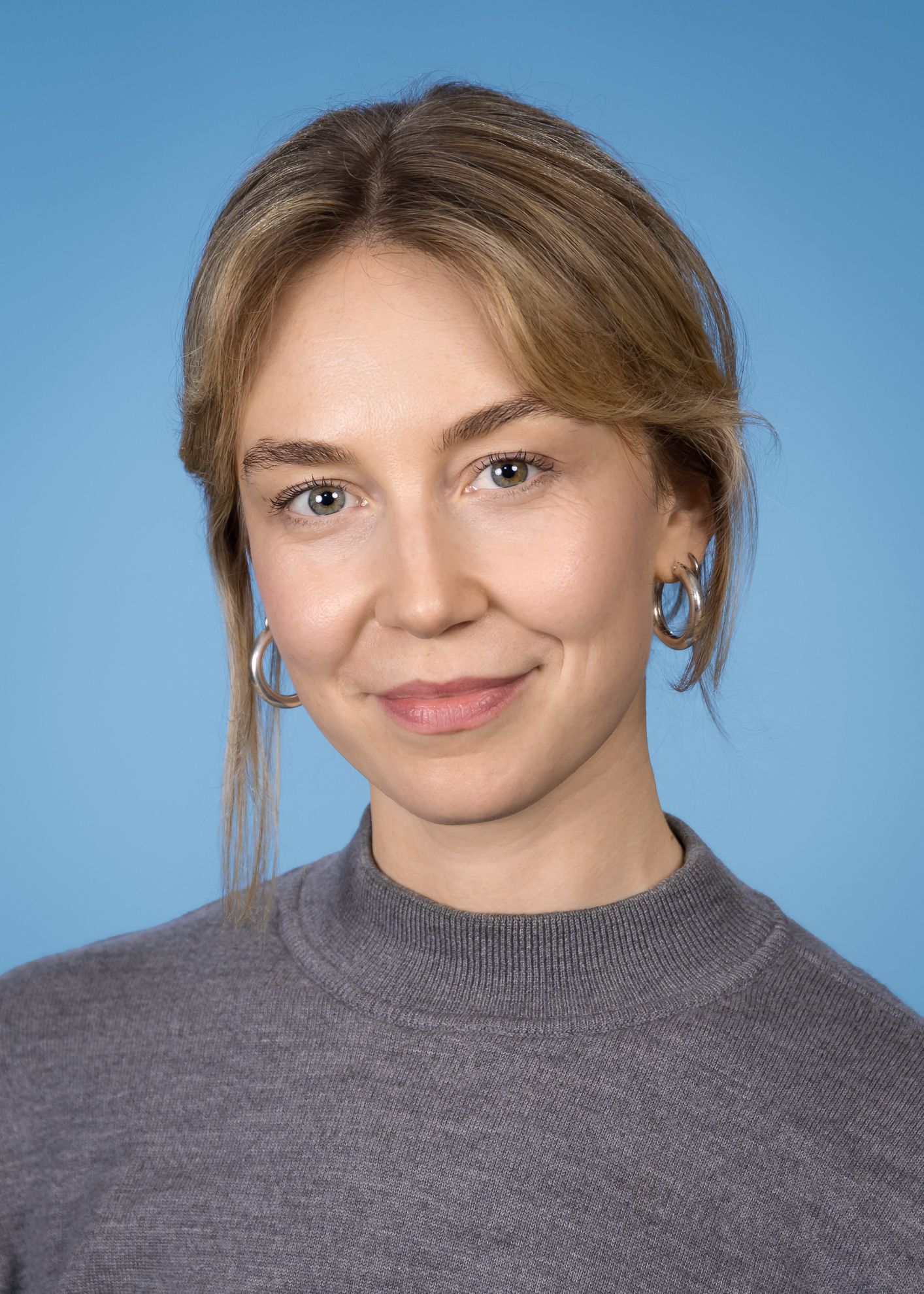 Die Silhouette eines Frauenkopfes mit kurzen Haaren auf weißem Hintergrund.