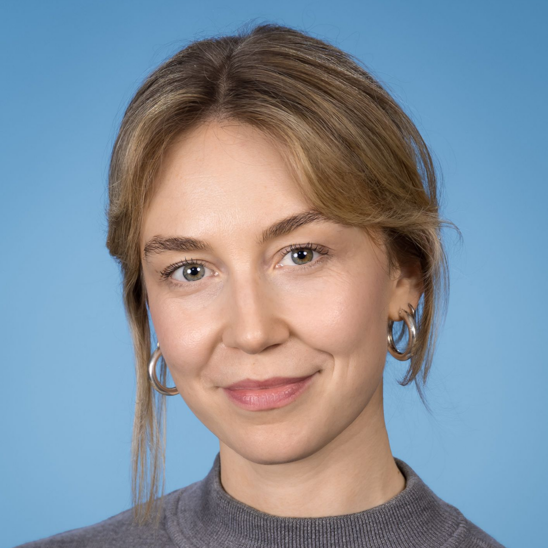 Die Silhouette eines Frauenkopfes mit kurzen Haaren auf weißem Hintergrund.