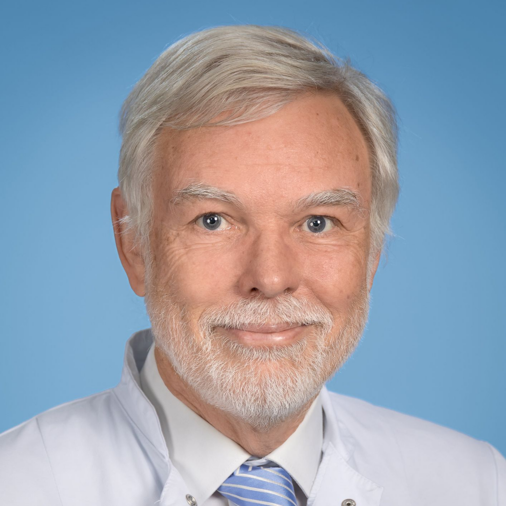 Auf weißem Hintergrund ist die Silhouette eines Männerkopfes zu sehen.