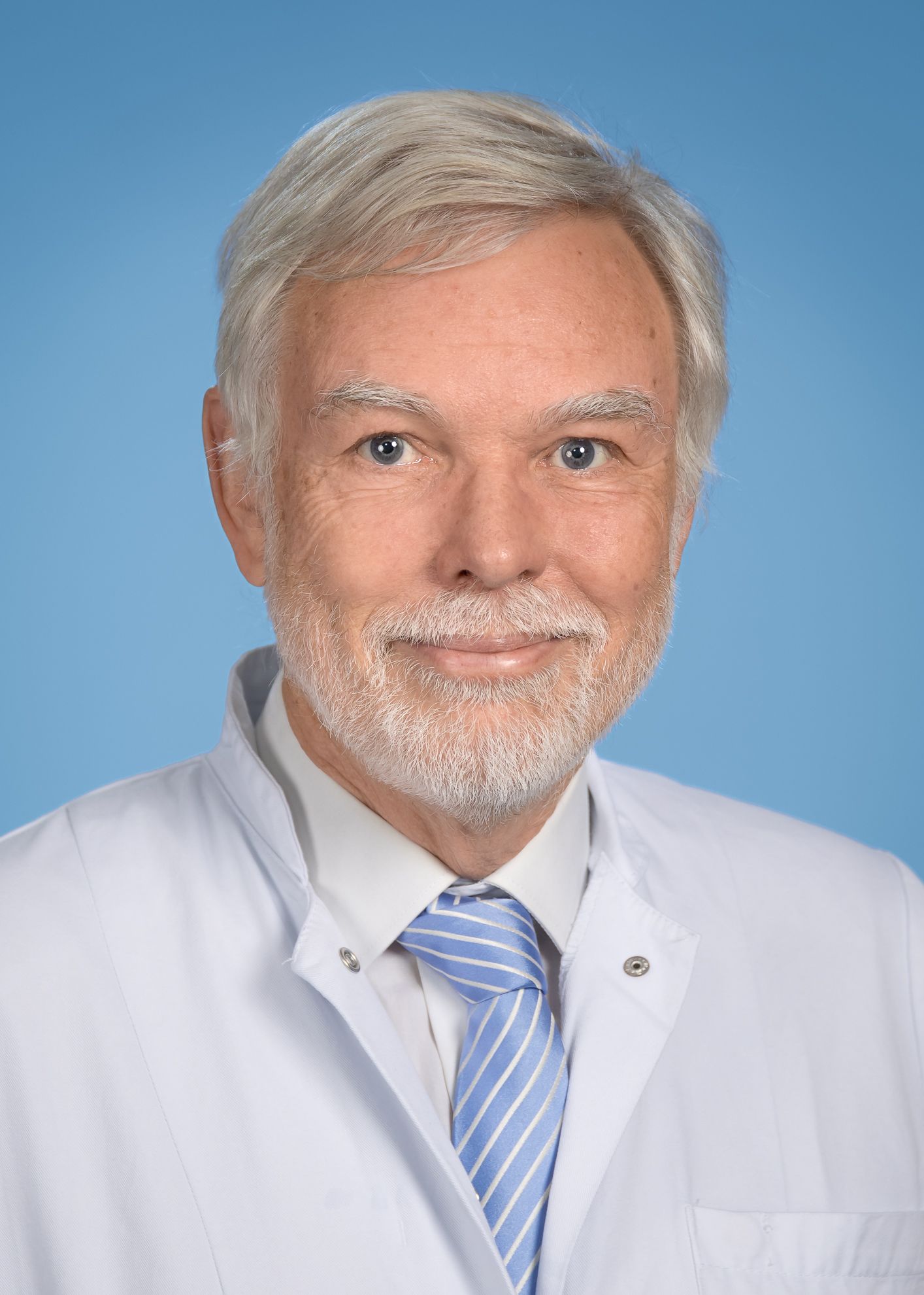 Die Silhouette eines Mannes ohne Gesicht auf weißem Hintergrund.