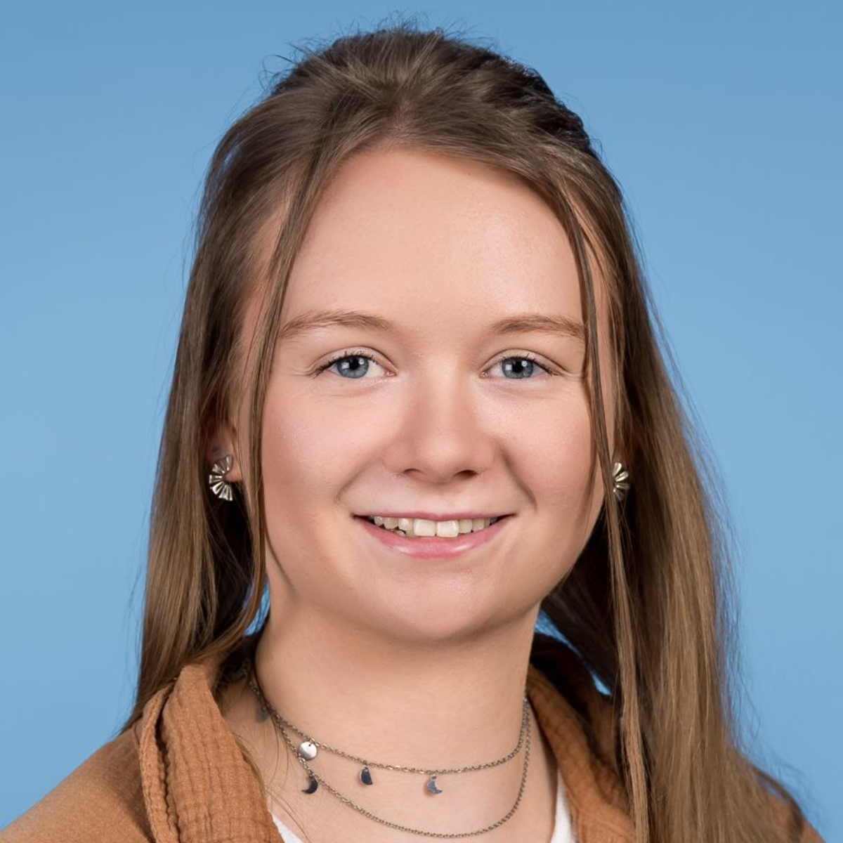 Die Silhouette eines Frauenkopfes mit kurzen Haaren auf weißem Hintergrund.