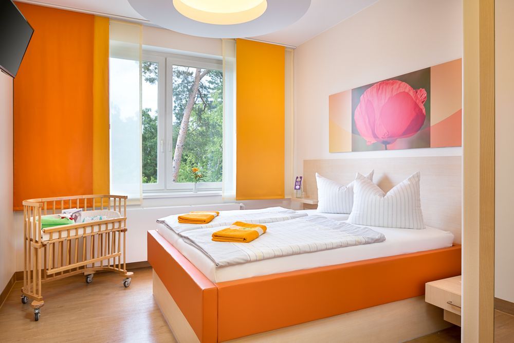 Ein Schlafzimmer mit einem Bett und einem Kinderbett